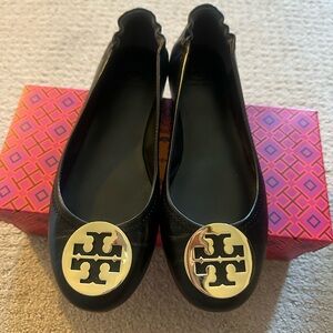 Tory Burch Minnie Travel Ballet Flat in black with Gold Logo